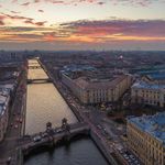У приехавших в Санкт-Петербург туристов обычно сразу разбегаются глаза: столько всего интересного вокруг, хочется успеть посмотреть всё, а время чаще всего ограничено. Piter Online собрал подборку мест, которые должны быть отмечены в путеводителе каждого гостя города: это и самые известные достопримечательности, и те места, которые помогут взглянуть на Петербург с разных сторон и создать о нём правильное впечатление.