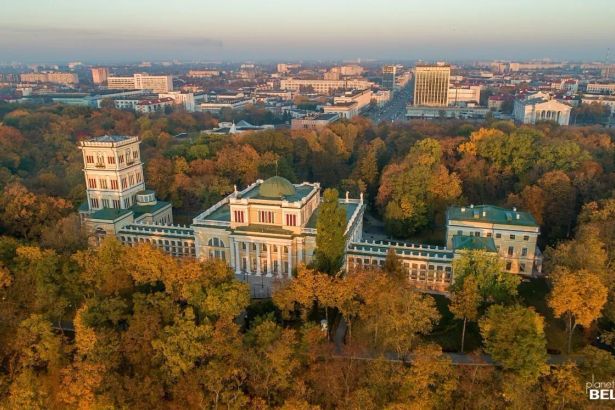 Проект «Ленфильм-парк» представляет собой киногород, объединяющий кинопроизводственные и складские помещения, павильоны, натурные съемочные площадки и развлекательно-интерактивную зону. Всё это будет размещено в пределах нового многофункционального квартала «Югтаун».