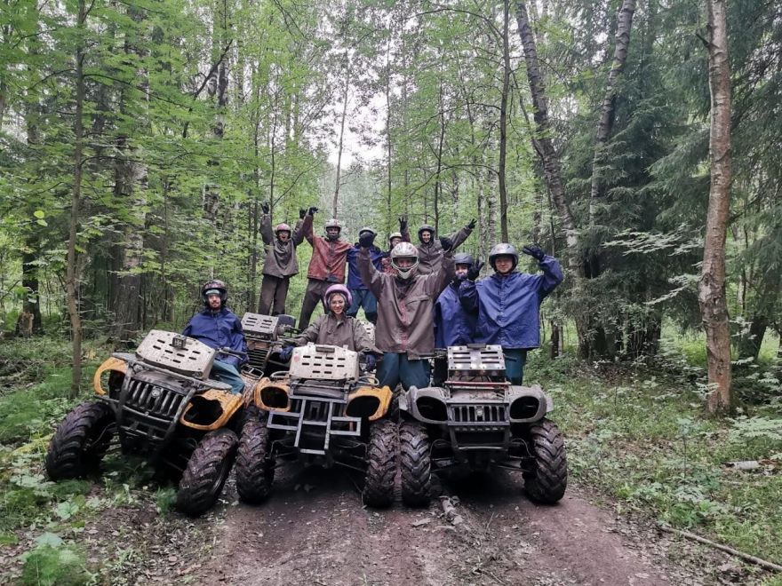 Мощный квадроцикл на фоне живописного ландшафта с озером и лесом — один из маршрутов КвадроПитер