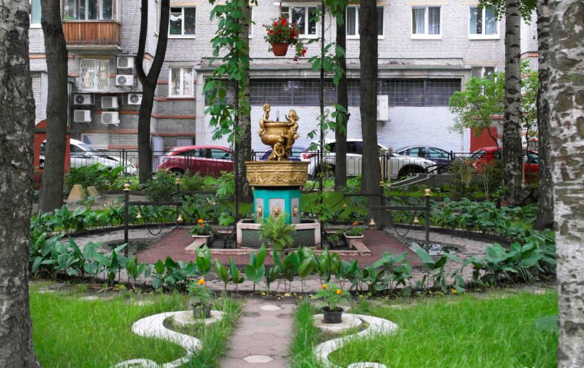 Удивительный Академический дворик с множеством сказочных персонажей и скульптур, созданный местным жителем