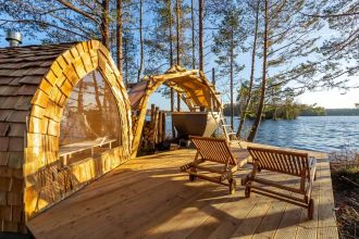 Уютные домики и современные кемпинги в Ленинградской области ждут гостей круглый год, предлагая комфортные условия на лоне природы. Вдали от городской суеты можно насладиться живописными видами, порыбачить, посетить баню с панорамой на озеро или испытать адреналин на троллее. Представляем подборку лучших баз отдыха и кемпингов под Санкт-Петербургом, идеальных для семейного и активного отдыха.