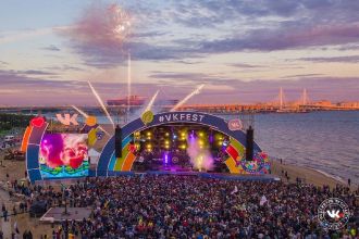 VK Fest с музыкой и стендапом, парад ВМФ с салютом на Неве и джазовые концерты в замках — главное на пике белых ночей.