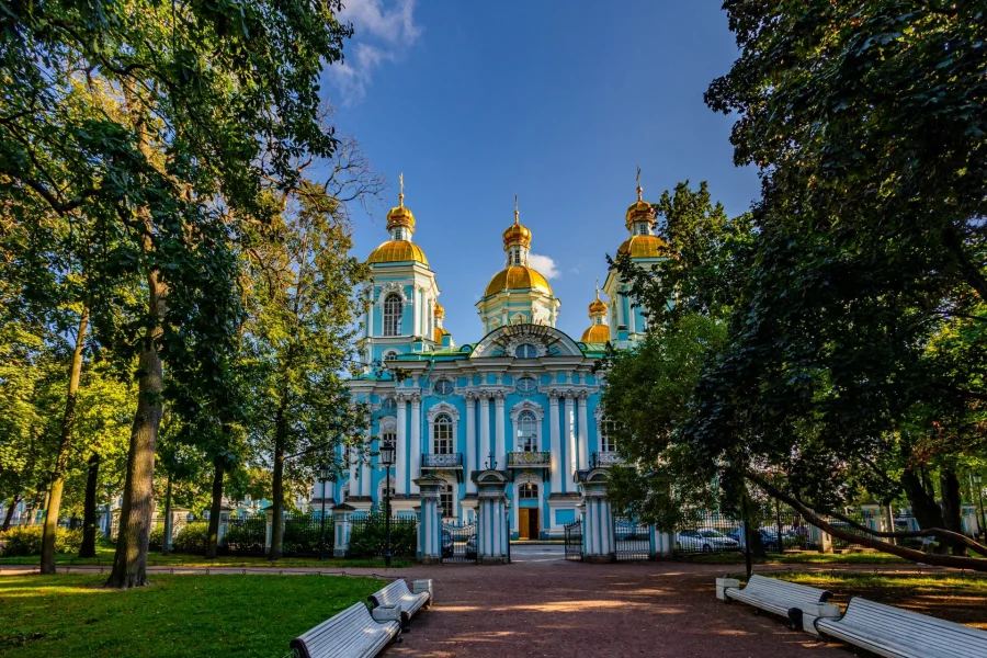 4 км за 3 часа: масонская ротонда, дворы Достоевского, розовая лестница и легальная крыша с видом на Исаакий.