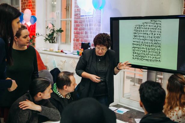 В Салоне Льва Толстого на Васильевском острове 30 мая начнётся бесплатный курс новогреческого языка. Преподаватель — Ольга Николаенкова, доцент кафедры общего языкознания имени Л.А. Вербицкой СПбГУ.