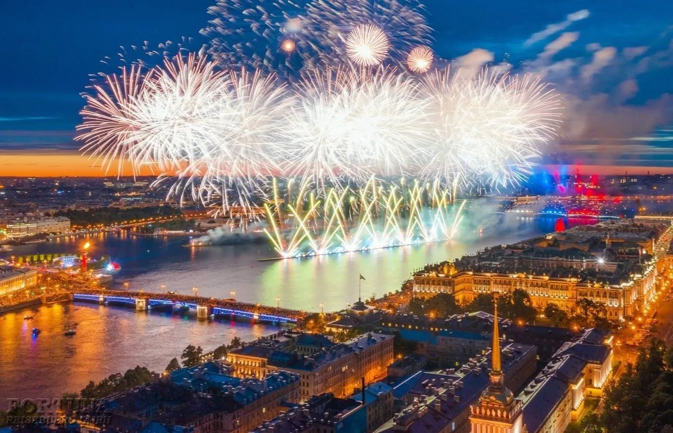 Опера под открытым небом, SUP-прогулки по Фонтанке, мировые премьеры в Мариинке и песчаные скульптуры в Петропавловке.
