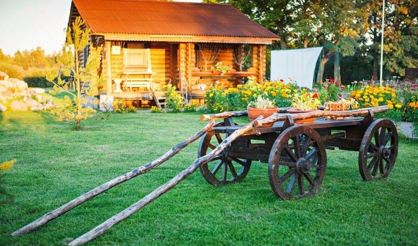 Панорамный вид на базу отдыха Причудье у истока реки Нарвы