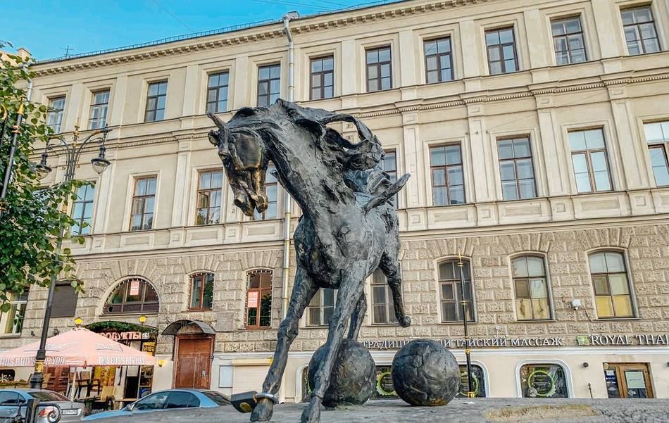 Бронзовые пегасы на Большой Конюшенной