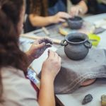 Питер Online нашел студии для тех, кто давно хочет поработать с деревом, металлом, глиной, тканью и стеклом. Совсем не обязательно иметь многолетний опыт и знания. Мастера с нуля обучат вас писать картины маслом, выдувать вазу, шить трендовую одежду, ковать из железа ножи, изготовлять ювелирные украшения и делать мебель из дерева.