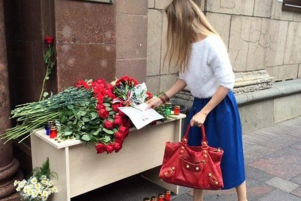 u041fu0435u0442u0435u0440u0431u0443u0440u0436u0446u044b u043du0435u0441u0443u0442 u0446u0432u0435u0442u044b u043a u0433u0435u043du043au043eu043du0441u0443u043bu044cu0441u0442u0432u0443 u0424u0440u0430u043du0446u0438u0438 u043fu043eu0441u043bu0435 u0442u0435u0440u0430u043au0442u0430 u0432 u041du0438u0446u0446u0435