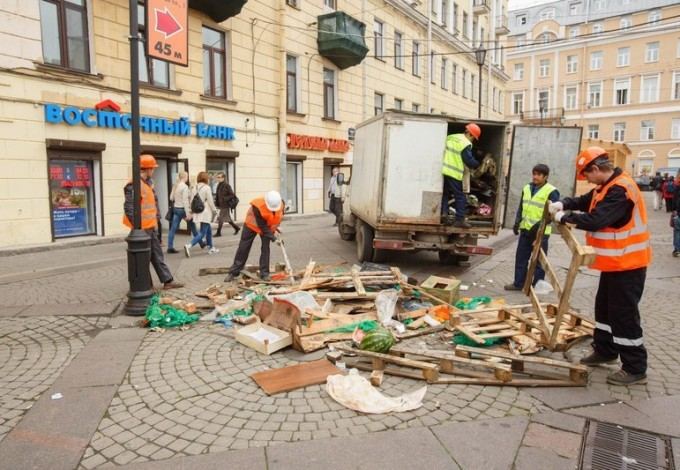 Сегодня Сенную площадь наконец-таки начали освобождать от многочисленных торговых павильонов. За сегодняшний день вышло уничтожить не все 60 конструкций, но уже сейчас площадь начала выглядеть намного лучше.