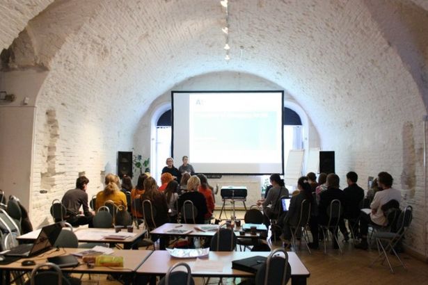 u0413u0434u0435 u0438 u0447u0435u043cu0443 u0432 u041fu0435u0442u0435u0440u0431u0443u0440u0433u0435 u0443u0447u0430u0442 u0431u0435u0441u043fu043bu0430u0442u043du043e: 48 u043cu0435u0441u0442