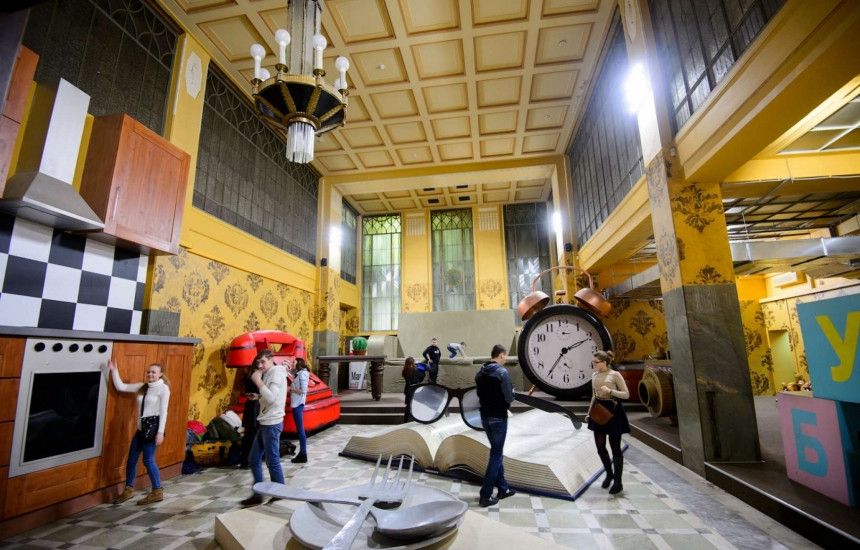 Яркое пространство развлекательного центра Smile Park с интерактивными зонами и аттракционами