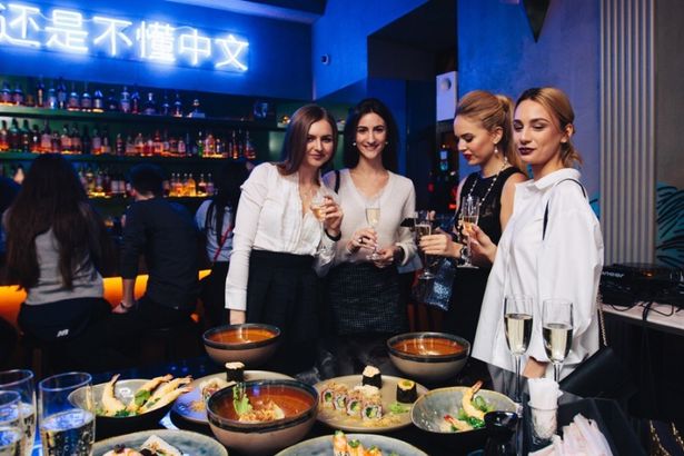 На месте гастробара&nbsp;Clouds открылся азиатский бар.&nbsp;В своём меню команда Tsunami сделала акцент на суши никкей, ставшие трендом по всему миру.&nbsp;Все соусы в Tsunami делают самостоятельно из натуральных, домашних ингредиентов.&nbsp;Обширная барная карта включает в себя как фирменные коктейли с эксцентричной подачей, так и традиционные азиатские напитки.&nbsp;