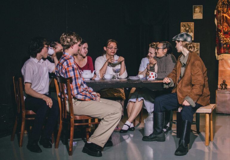 Освоить творческую профессию, раскрыть навыки артиста, избавиться от зажимов и стеснения — для актерских курсов нет ничего невозможного. Здесь учат сценическим движениям, погружению в образ, импровизации, правильной и красивой речи. Питер Online собрал подборку театральных студий, которые пробудят в вас талантливого актера.