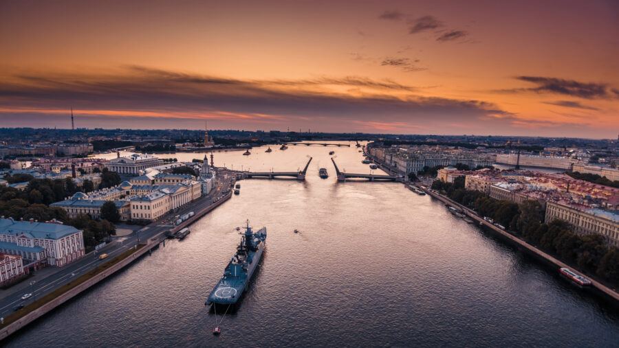 Теплоход на развод мостов, метеор в Петергоф, прогулки по крышам и мистические экскурсии — 15 маршрутов для незабываемого летнего Петербурга.