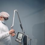 Врач настраивает лазерную установку для коррекции зрения