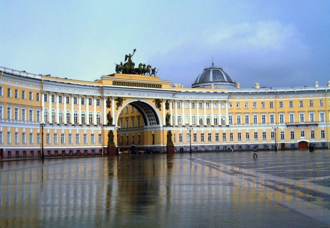 25 сентября в стенах Главного штаба покажут фильм о рождении в конце 1950-х второго русского авангарда и новой художественной среды нонконформистов с комментариями российского и французского художника Оскара Рабина, писательницы Людмилы Улицкой и других деятелей искусства.