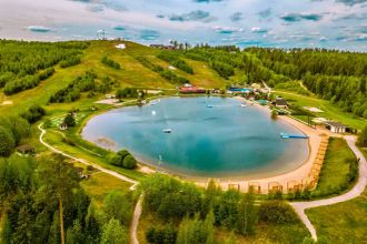 От места под палатку за 500 ₽ в Туутари-парке до коттеджей Игоры и экодомов GREENVALD — 21 база и кемпинг под Петербургом.