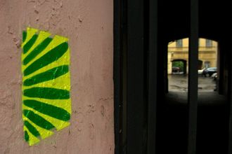 Порой так хочется «срезать» путь дворами, чтобы добраться быстрее или просто не толкаться на улицах в час пик, но останавливает одно — в питерских двориках можно легко заплутать. Теперь же на арках появились граффити «Путь», показывающие сквозные и тупиковые дворы. Рассказываем тонкости навигации: