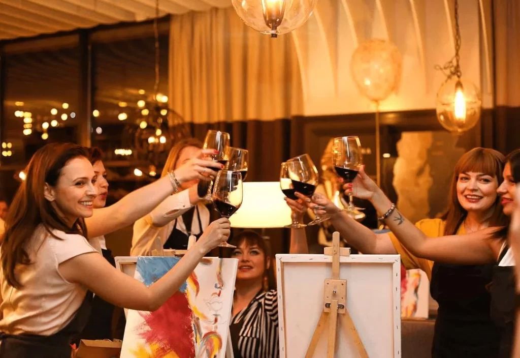 Уютное пространство My Hugge box с мягким светом и скандинавским интерьером для арт-вечеринок