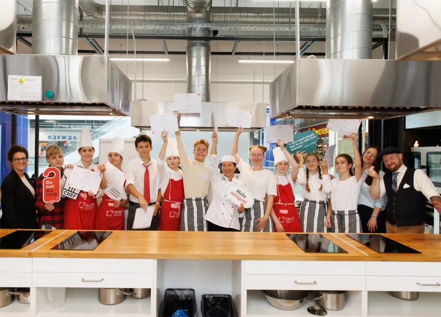 Подборка лучших детских лагерей в Ленинградской области и Санкт-Петербурге — загородные, городские, языковые, спортивные и тематические программы для детей от 6 до 17 лет.