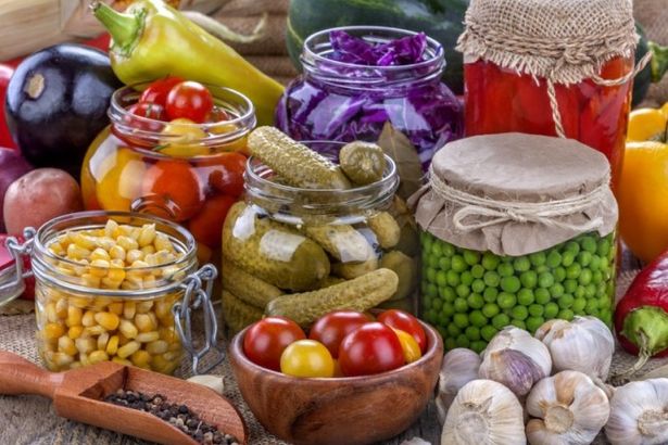 Банки с солеными огурцами, грибами, малиновым вареньем, букеты цветов из собственного сада, вязаные свитера и варежки — в городе устроят ярмарку, на которой питерские бабушки и дедушки выставят свои изделия.