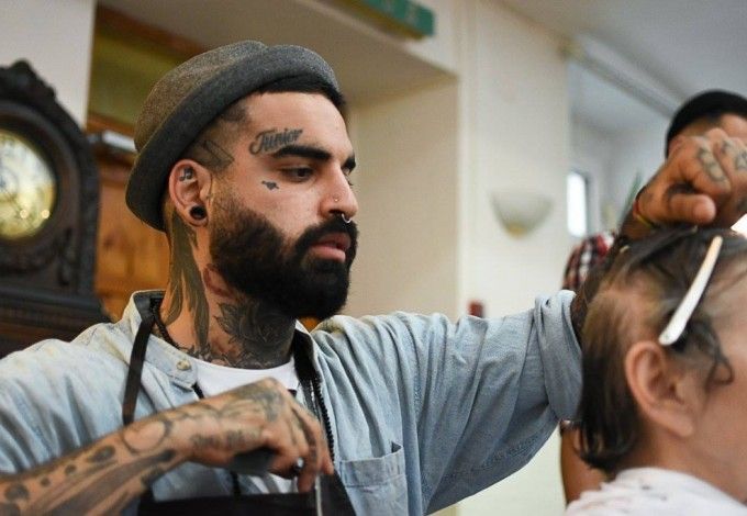 u0410u0432u0441u0442u0440u0430u043bu0438u0439u0441u043au0438u0439 u00abu0443u043bu0438u0447u043du044bu0439 u043fu0430u0440u0438u043au043cu0430u0445u0435u0440u00bb u043fu043eu0434u0441u0442u0440u0438u0436u0435u0442 u043fu0435u0442u0435u0440u0431u0443u0440u0433u0441u043au0438u0445 u0431u0435u0437u0434u043eu043cu043du044bu0445