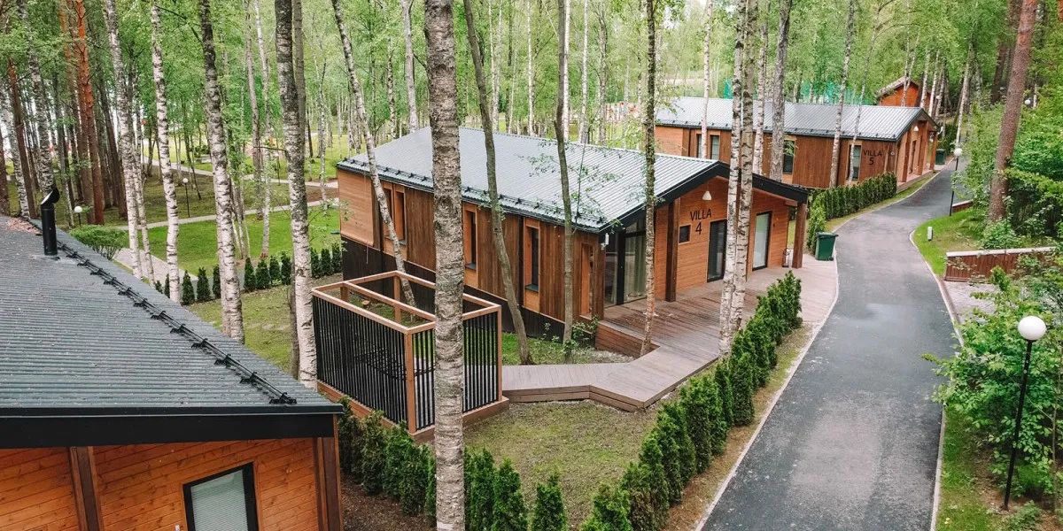 Деревянные коттеджи базы отдыха Eco Village в сосновом лесу