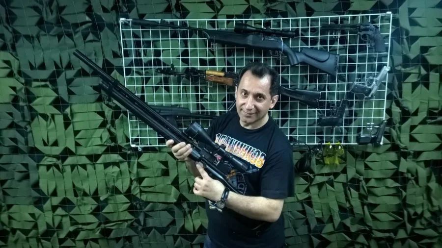 Посетители тира «Меткий выстрел» под руководством инструктора осваивают стрельбу из различных видов оружия