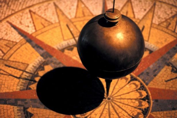 12 апреля, ровно в 10.30 утра, музей-памятник «Исаакиевский собор» выставит на обозрение публики маятник Фуко, который с 1931 по 1986 год крепился под куполом собора, а затем был демонтирован.