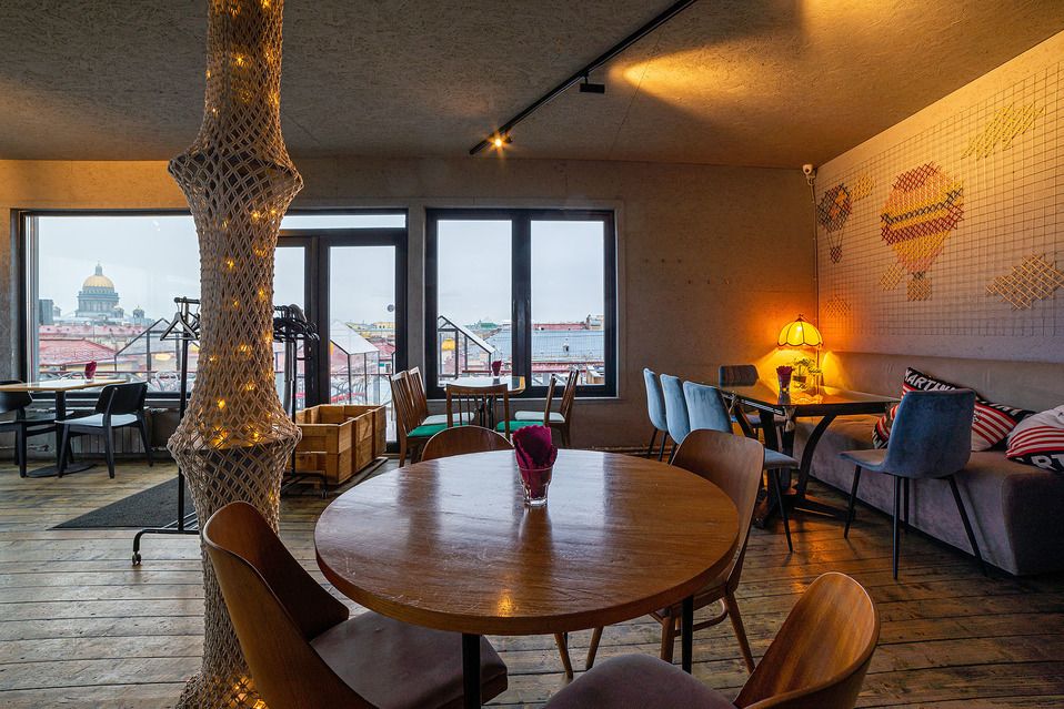 Панорамные домики на крыше с видом на Исаакиевский собор