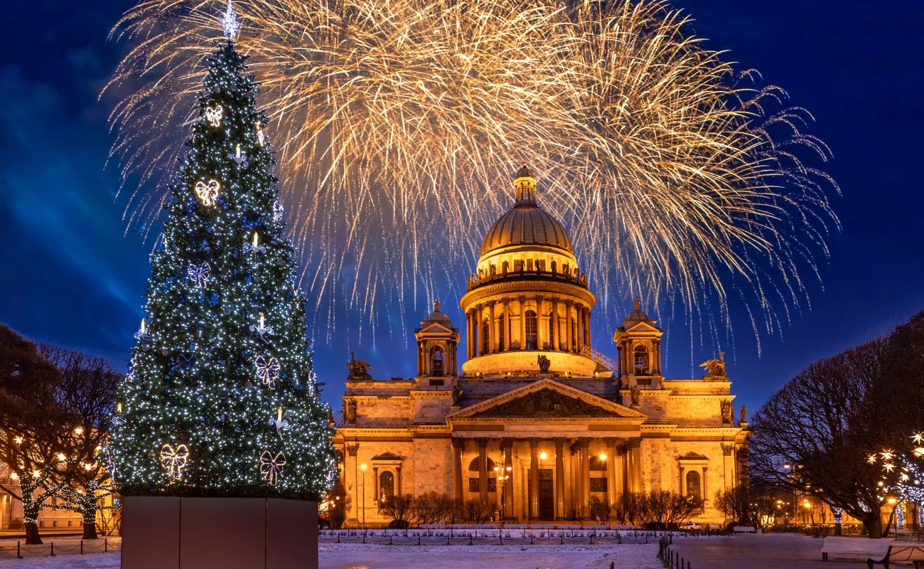 Санкт-Петербургский фейерверк. Исаакиевский собор в Санкт-Петербурге. Новогодний фейерверк в Петербурге. Рождественская ночь в Петербурге. Новогодние каникулы