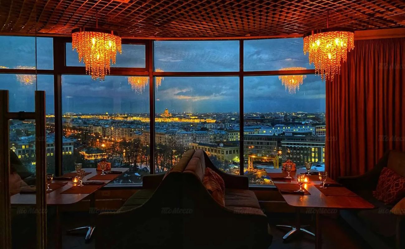 В 16:15 солнце касается горизонта Финского залива, и весь зал на 15 этаже замирает у окон. Панорамный ресторан в бизнес-центре на 26-й линии Васильевского — место для тех, кто ценит вид больше суеты. Средний чек 3000-4000₽.