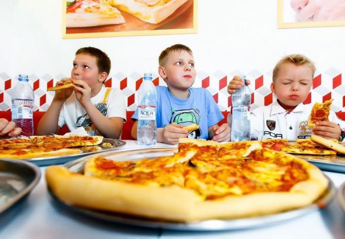 Интересный и познавательный День рождения предлагает провести Telepizza. Почувствовать себя шеф-поваром поможет мастер-класс по изготовлению пиццы из фирменного теста. Весёлая компания и чаепитие с кулинарными шедеврами собственного приготовления – хорошее настроение гарантируется!