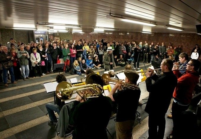 u041du0430 u043fu043bu0430u0442u0444u043eu0440u043cu0435 u043cu0435u0442u0440u043e u0437u0430u0438u0433u0440u0430u0435u0442 u043au043bu0430u0441u0441u0438u043au0430