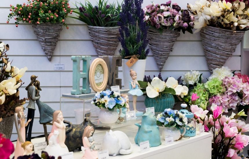 В ТРК&nbsp;«Питер Радуга» специально для дам запустили скидочные дни в период с 8 по 10 марта. Также в эти дни&nbsp;с 12:00 до 19:00 всех представительниц прекрасного пола будет ждать «Аллея красоты», где профессиональные визажисты совершенно бесплатно помогут создать уникальный образ.&nbsp;По всему комплексу гостей ждут экстравагантные декорации и фотозоны, а вЦентральном Атриуме пройдет весенняя ярмарка.