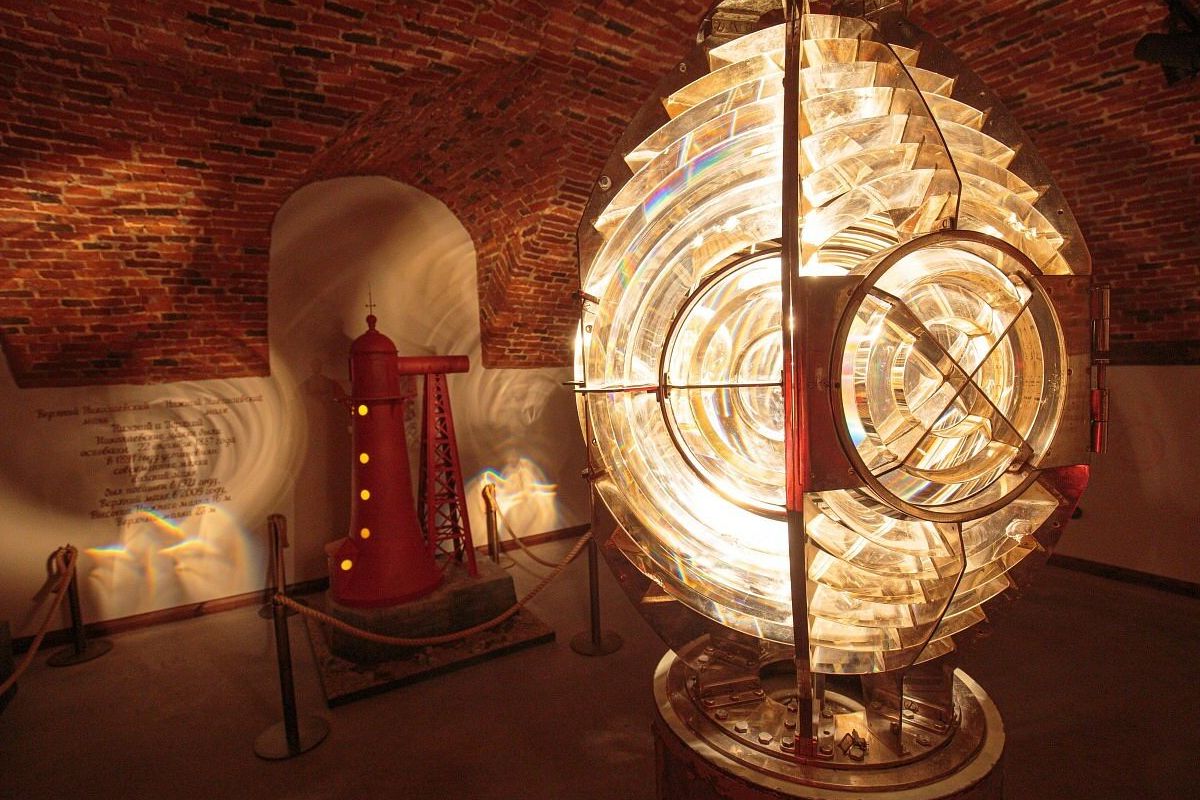 В Кронштадте в казармах форта «Константин» открылся Музей маяков. Здесь &nbsp;представлены модели маяков, гигантские линзы и технические приборы, связанные с работой путеводных звёзд моряков.