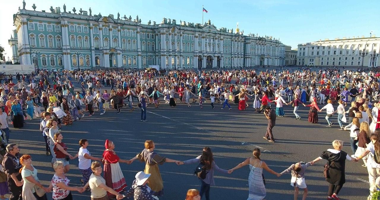 Санкт-Петербург примет участие в ежегодном флешмобе «Хоровод мира», который пройдет в 100 городах России. 15 августа 3000 человек закружатся в хороводе на Дворцовой площади.&nbsp;Принять участие в событии сможет любой желающий. Данной акцией организаторы выражают идею мира, когда люди разных вероисповеданий и национальностей все вместе держатся за руки.