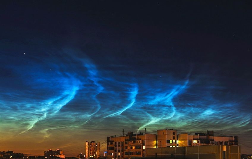 В северных широтах стартовал сезон наблюдения редкого атмосферного явления: необычные светящиеся облака появляются спустя 30-50 минут после заката, но разглядеть их даже в ясном небе удаётся не всегда.