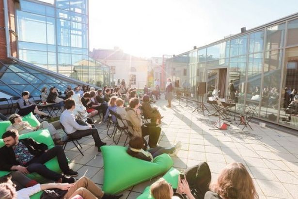 u041du0430 u043au0440u044bu0448u0435 u041du043eu0432u043eu0439 u0441u0446u0435u043du044b u0410u043bu0435u043au0441u0430u043du0434u0440u0438u043du0441u043au043eu0433u043e u0442u0435u0430u0442u0440u0430 u043fu0440u043eu0447u0438u0442u0430u044eu0442 u0441u0442u0438u0445u0438