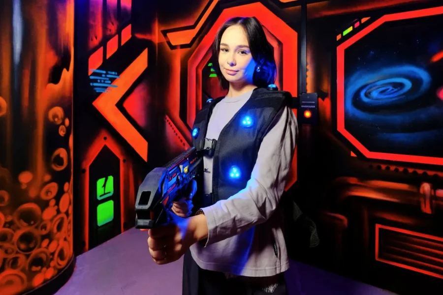VR-арены, батутные парки и ещё 17 проверенных мест — где отметить день рождения подростка так, чтобы друзья не скучали, а бюджет не пострадал.