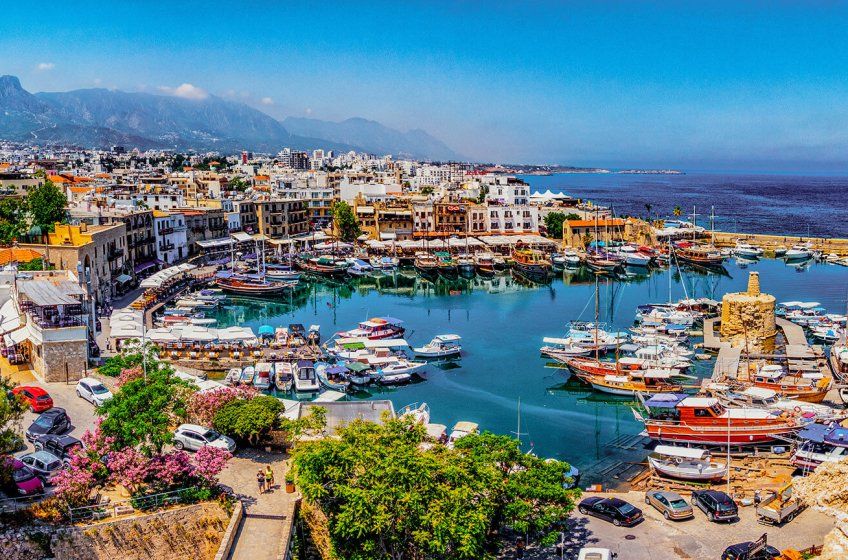 Республика Кипр – крайне гостеприимная страна в Европейском союзе, которая привлекает иностранцев со всего мира идеальными пляжами и теплым средиземноморским климатом. К другим плюсам страны можно отнести развитую инфраструктуру, низкий уровень преступности, доступную медицину, образование и выгодное налогообложение.