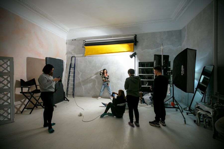 Лучше всего учиться мастерству съемки в проверенных школах фотографии с крутыми педагогами-фотографами. Только так вы добьетесь атмосферных кадров, которые будут завораживать и впечатлять. Питер Online рассказывает, где в Петербурге учат фотографировать в разных жанрах, работать со светом и цветом, создавать концепции для съемок и классно обрабатывать фото.