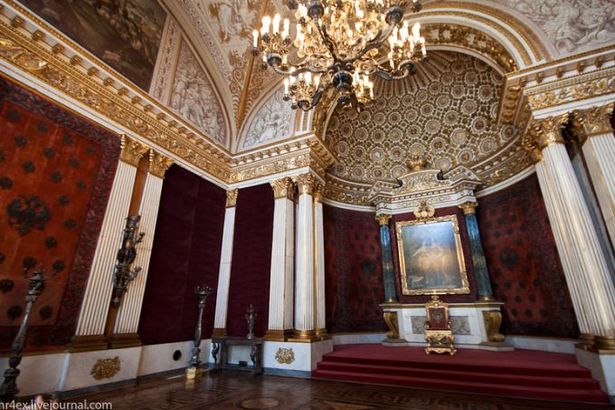 u0412u0435u043bu0438u043au043eu043bu0435u043fu043du044bu0439 u041fu0435u0442u0440u043eu0432u0441u043au0438u0439 u0437u0430u043b u043eu0442u043au0440u043eu044eu0442 u0432 u042du0440u043cu0438u0442u0430u0436u0435 u0432 u0434u0435u043au0430u0431u0440u0435