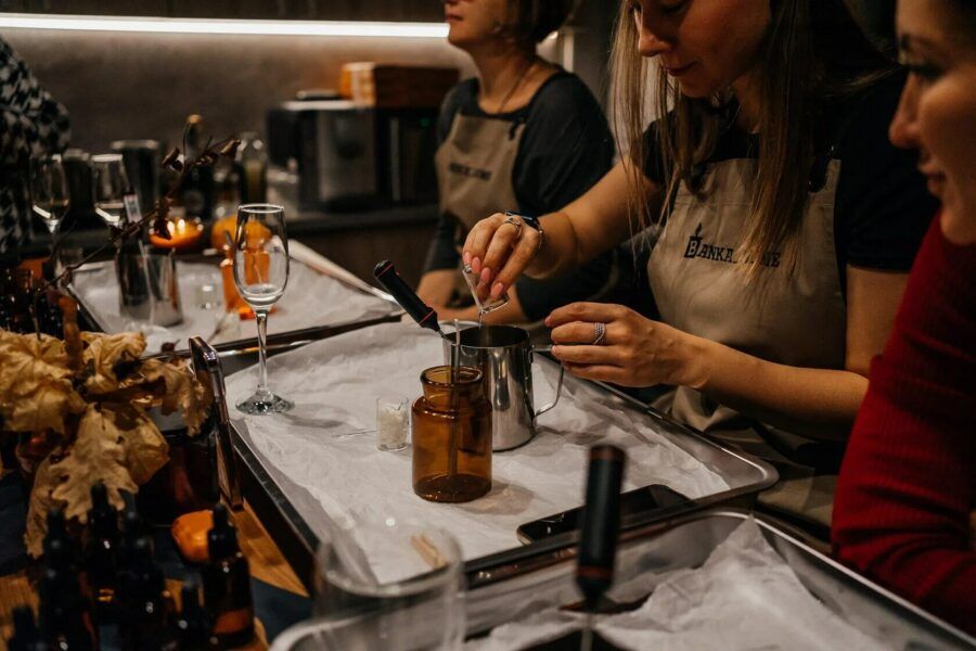 Чем заняться с подружками, чтобы после встречи было что вспомнить? Питер Online придумал для вас 15 нескучных мест, куда отправиться с девчонками на выходных в Петербурге. От созерцательных мастер-классов по флористике до пикантных тренингов по соблазнению — обещаем много клевых фото, веселья и пользы!