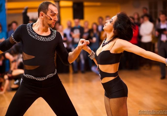 К 23 февраля мужчины могут приобрести абонементы на занятия по хастлу по специальной цене – 1499 рублей. Этот зажигательный танец подарит яркие эмоции, новые знакомства и активный отдых. И, может именно здесь вы найдёте свою половинку!