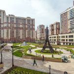 Обойти в несколько шагов стеклянную пирамиду Лувра, прикоснуться к Эйфелевой башне размеров с пятиэтажный дом, посидеть под Триумфальной аркой из стекла и стали с площади Шарля де Голля — в одном из дворов Петербурга недавно вырос маленький Париж.