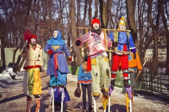 В последний день масленичной недели, 13 марта, Летний сад разбудят традиционные русские забавы. В одном их самых красивых центральных садов Петербурга жители города смогут не только насладиться красотой парковой зоны, но и отведать истинно русские лакомства, а также встретиться с животными из Ленинградского зоопарка. Под открытом небом гостей будут развлекать музыканты, скоморохи и яркое театральное шоу. 