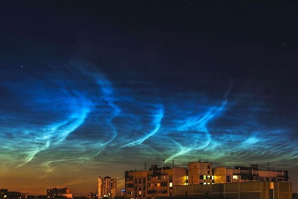 В северных широтах стартовал сезон наблюдения редкого атмосферного явления: необычные светящиеся облака появляются спустя 30-50 минут после заката, но разглядеть их даже в ясном небе удаётся не всегда.