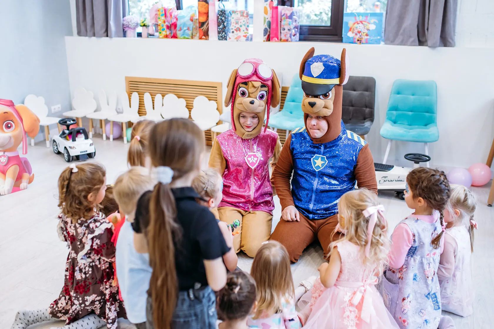 Аниматоры Feliz Event в костюмах Щенячьего патруля с детьми